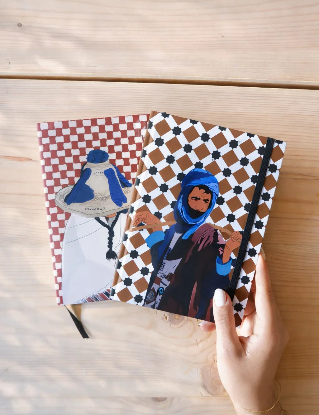 ethnik Moroccan stationery notebooks with traditional illustrations on wooden table