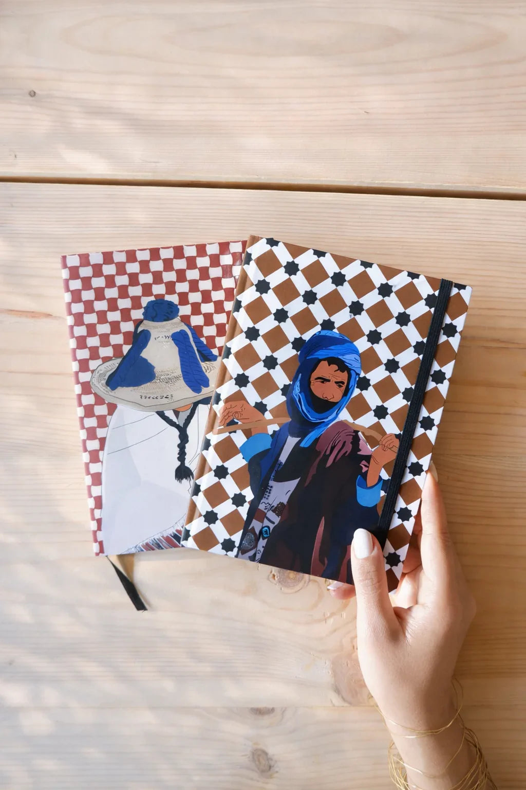 ethnik Moroccan stationery notebooks with traditional illustrations on wooden table